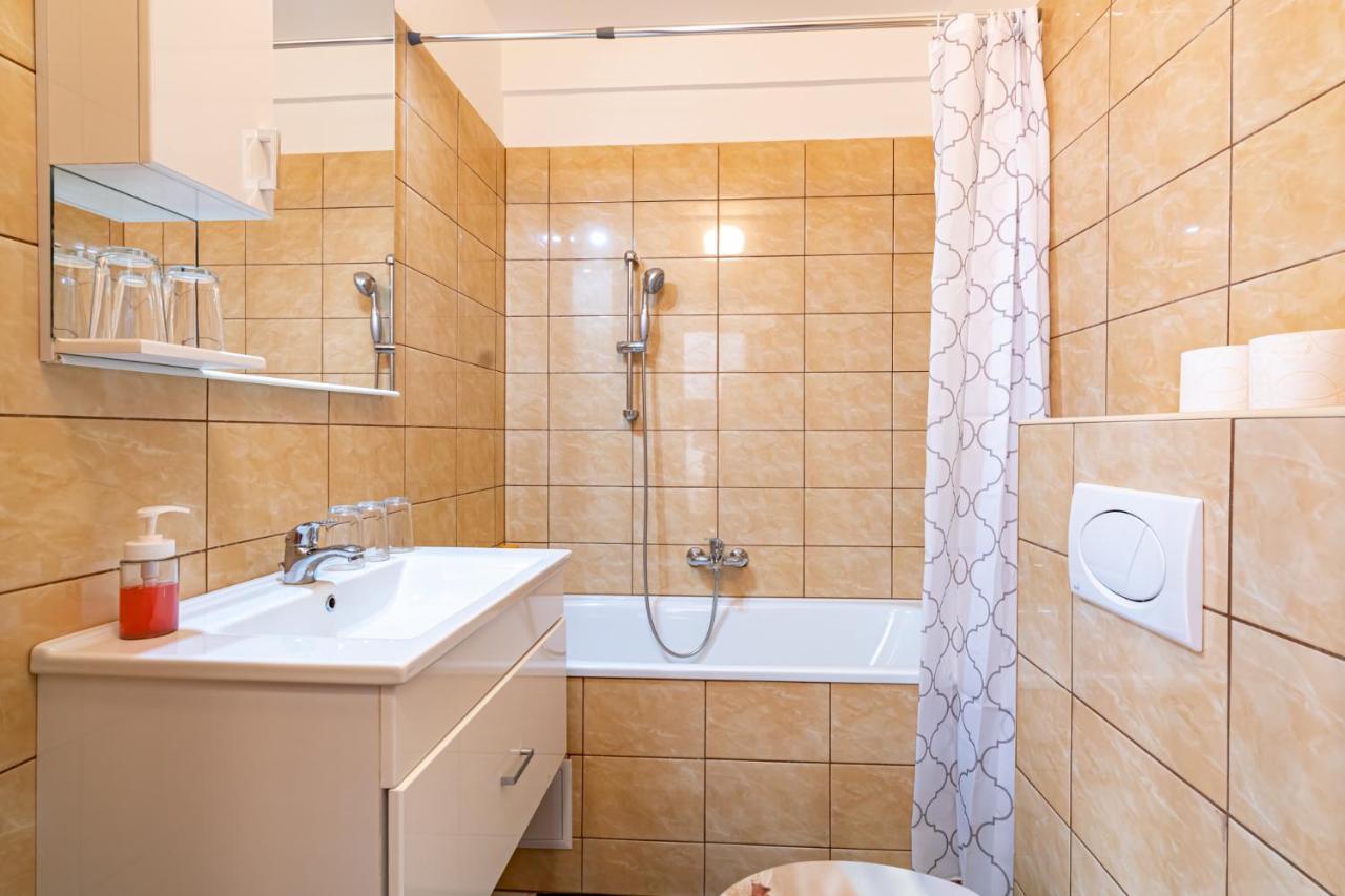Peregrino Panzio Bed & Breakfast Budaors Bagian luar foto