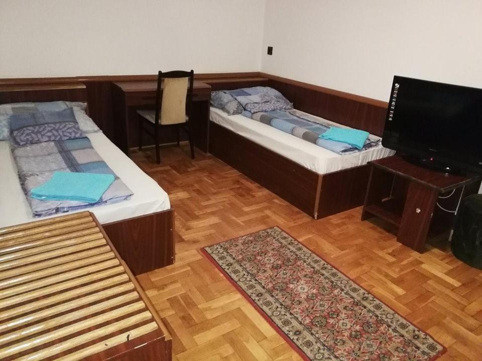 Peregrino Panzio Bed & Breakfast Budaors Bagian luar foto
