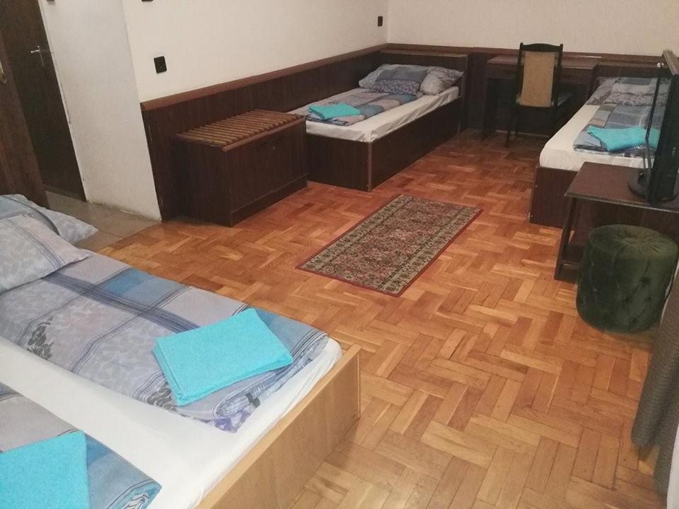 Peregrino Panzio Bed & Breakfast Budaors Bagian luar foto