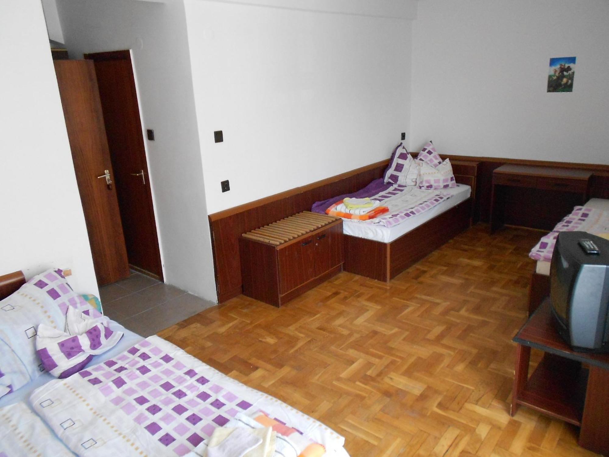 Peregrino Panzio Bed & Breakfast Budaors Ruang foto