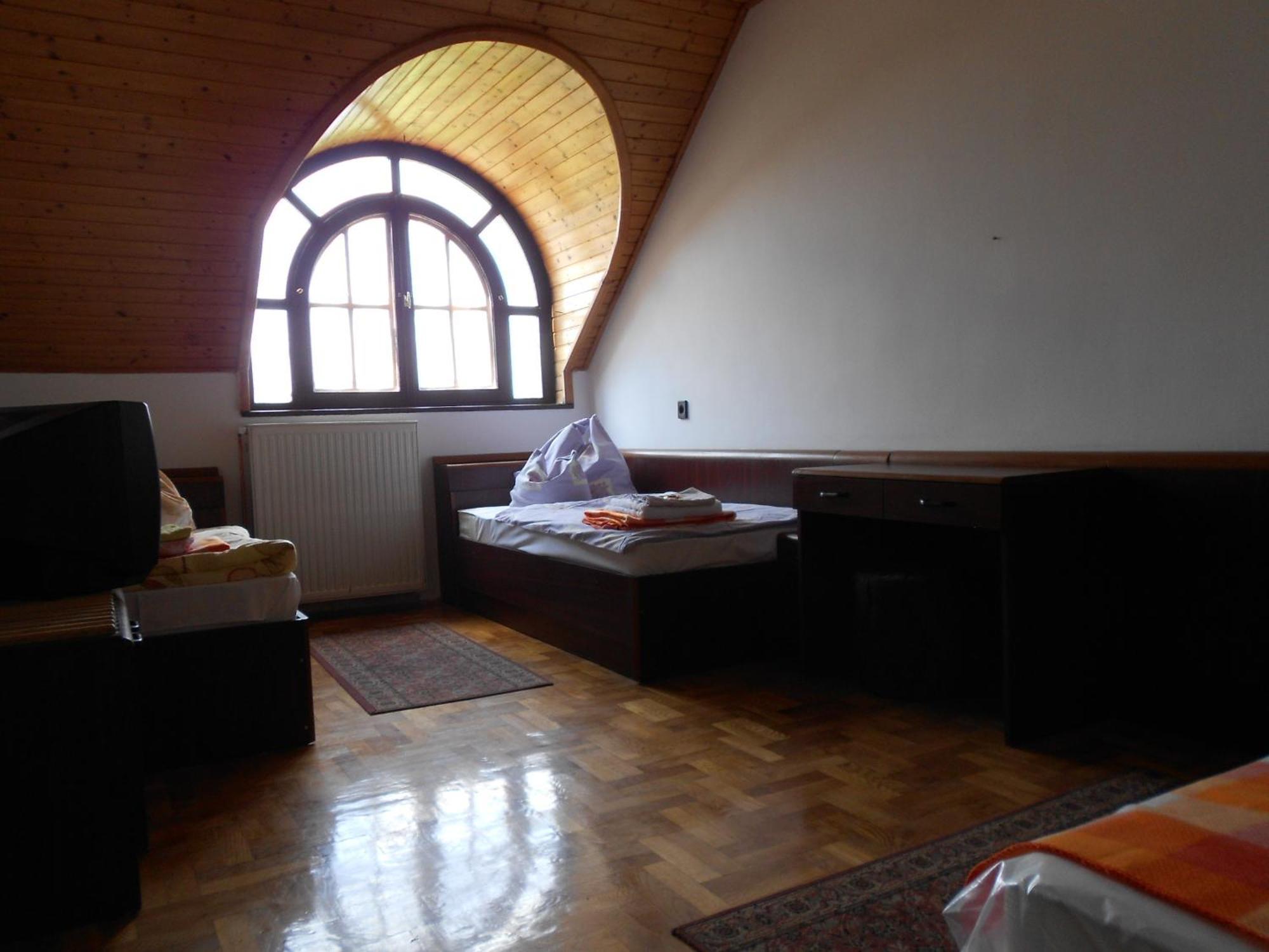 Peregrino Panzio Bed & Breakfast Budaors Ruang foto