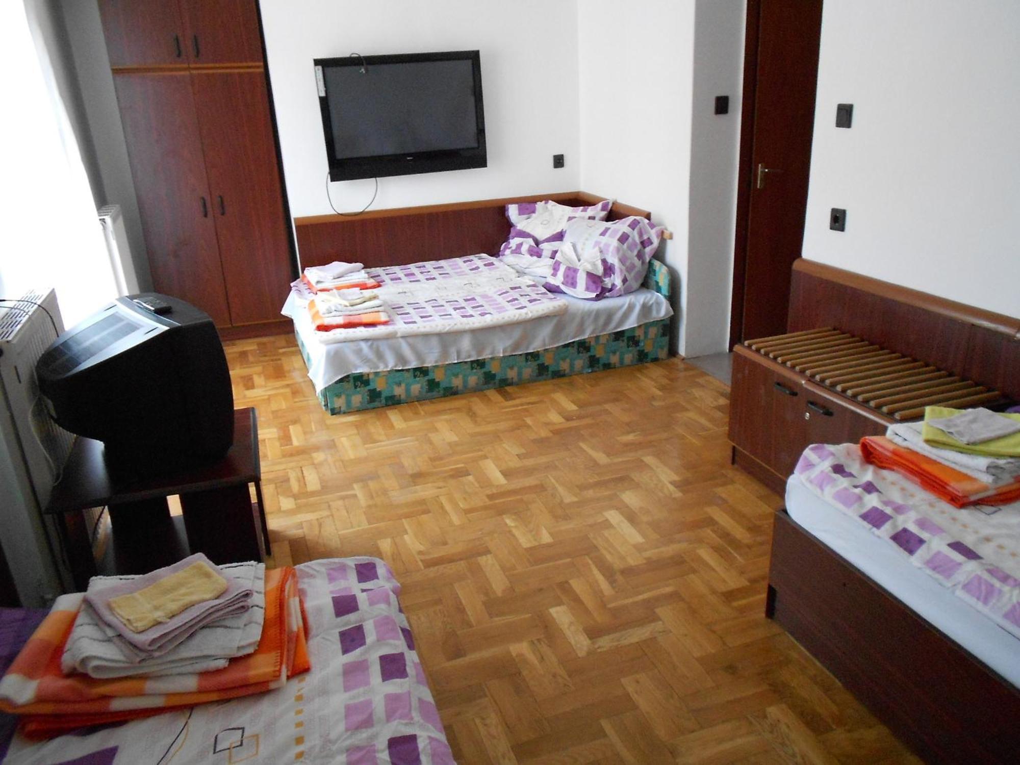 Peregrino Panzio Bed & Breakfast Budaors Ruang foto