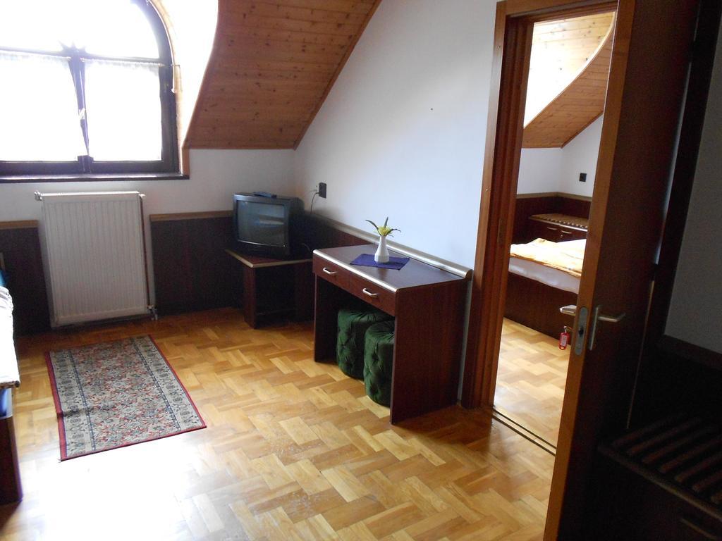 Peregrino Panzio Bed & Breakfast Budaors Ruang foto