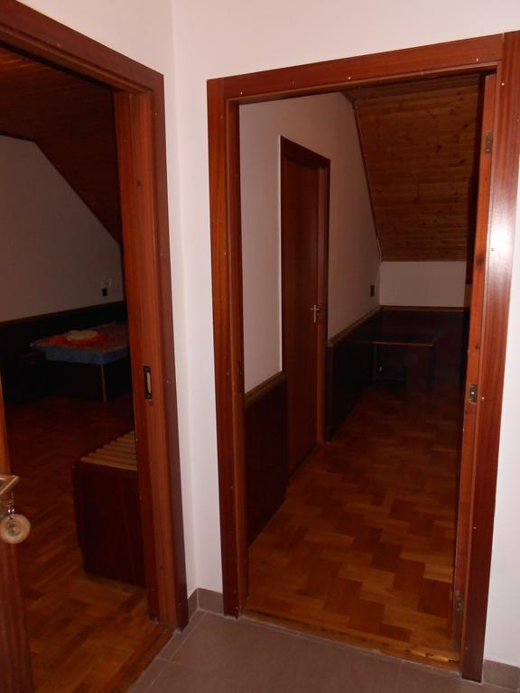 Peregrino Panzio Bed & Breakfast Budaors Ruang foto