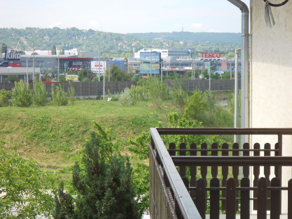 Peregrino Panzio Bed & Breakfast Budaors Bagian luar foto