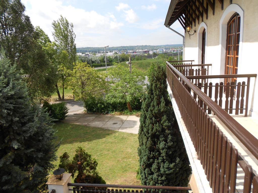 Peregrino Panzio Bed & Breakfast Budaors Bagian luar foto
