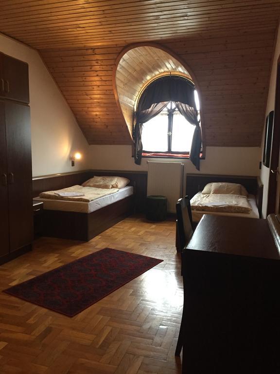 Peregrino Panzio Bed & Breakfast Budaors Bagian luar foto