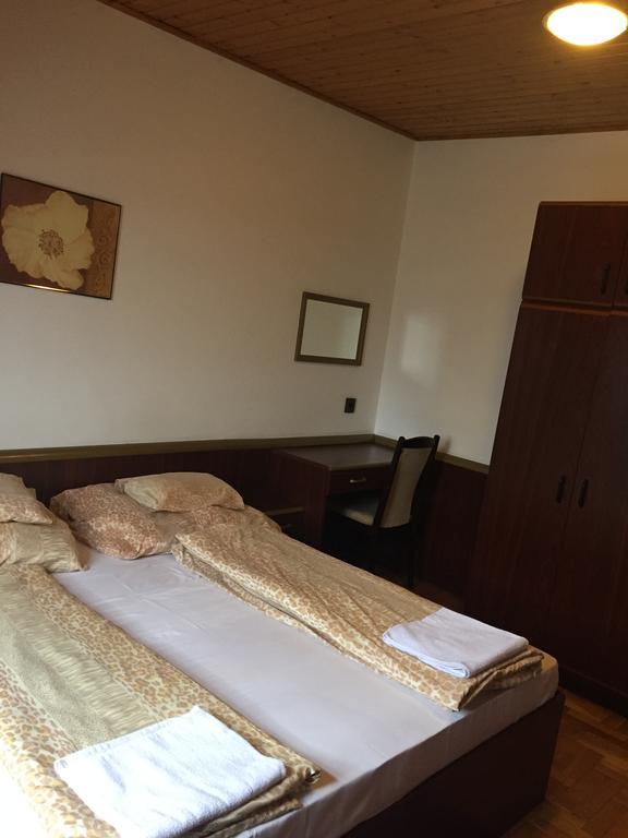 Peregrino Panzio Bed & Breakfast Budaors Bagian luar foto