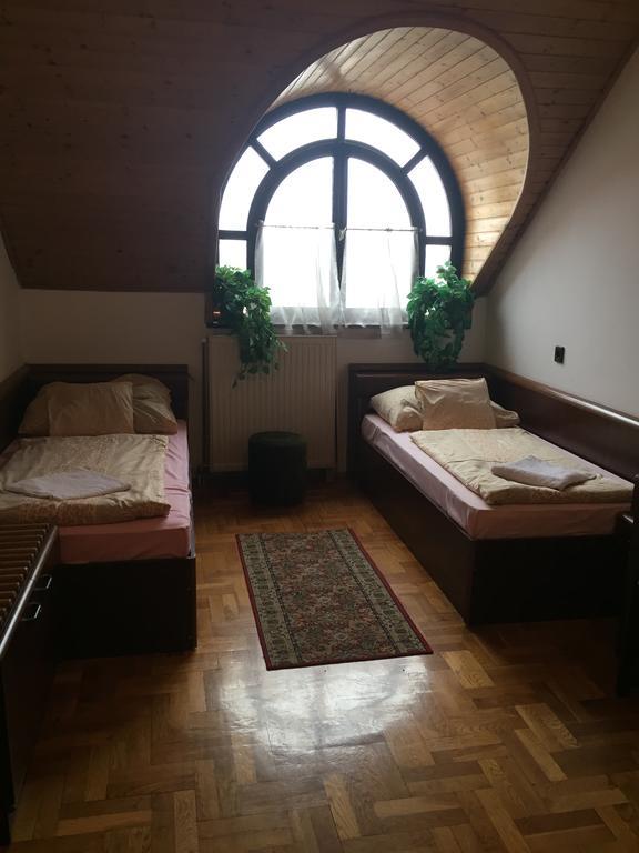 Peregrino Panzio Bed & Breakfast Budaors Bagian luar foto