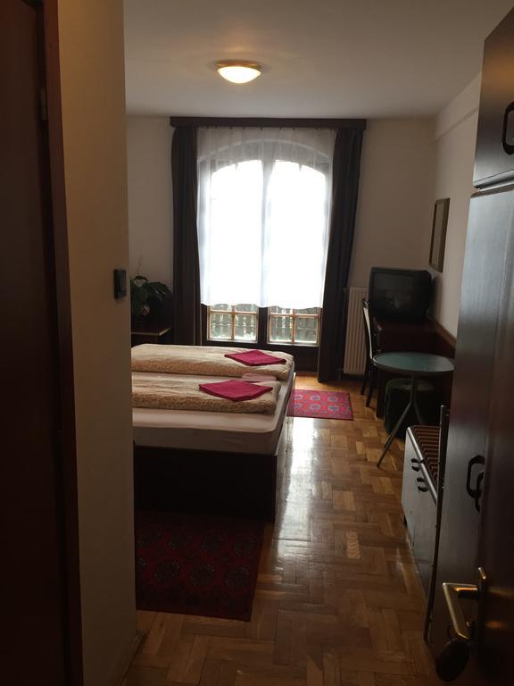 Peregrino Panzio Bed & Breakfast Budaors Bagian luar foto