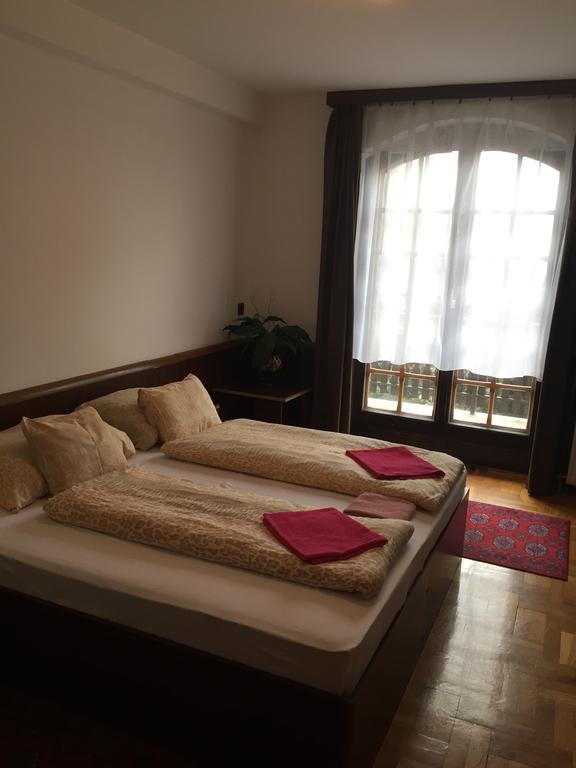 Peregrino Panzio Bed & Breakfast Budaors Bagian luar foto