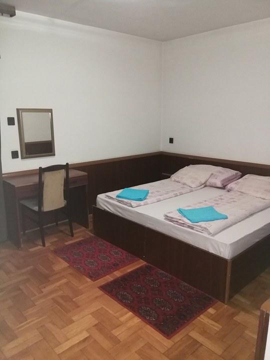 Peregrino Panzio Bed & Breakfast Budaors Bagian luar foto