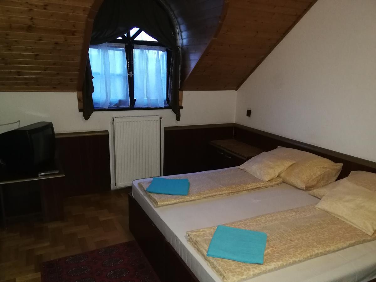 Peregrino Panzio Bed & Breakfast Budaors Bagian luar foto