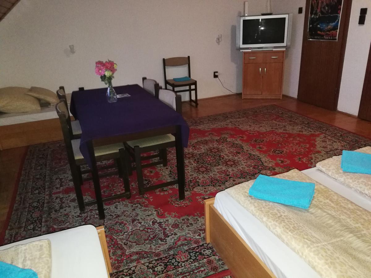 Peregrino Panzio Bed & Breakfast Budaors Bagian luar foto