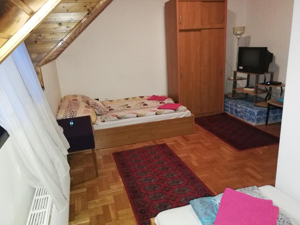 Peregrino Panzio Bed & Breakfast Budaors Bagian luar foto