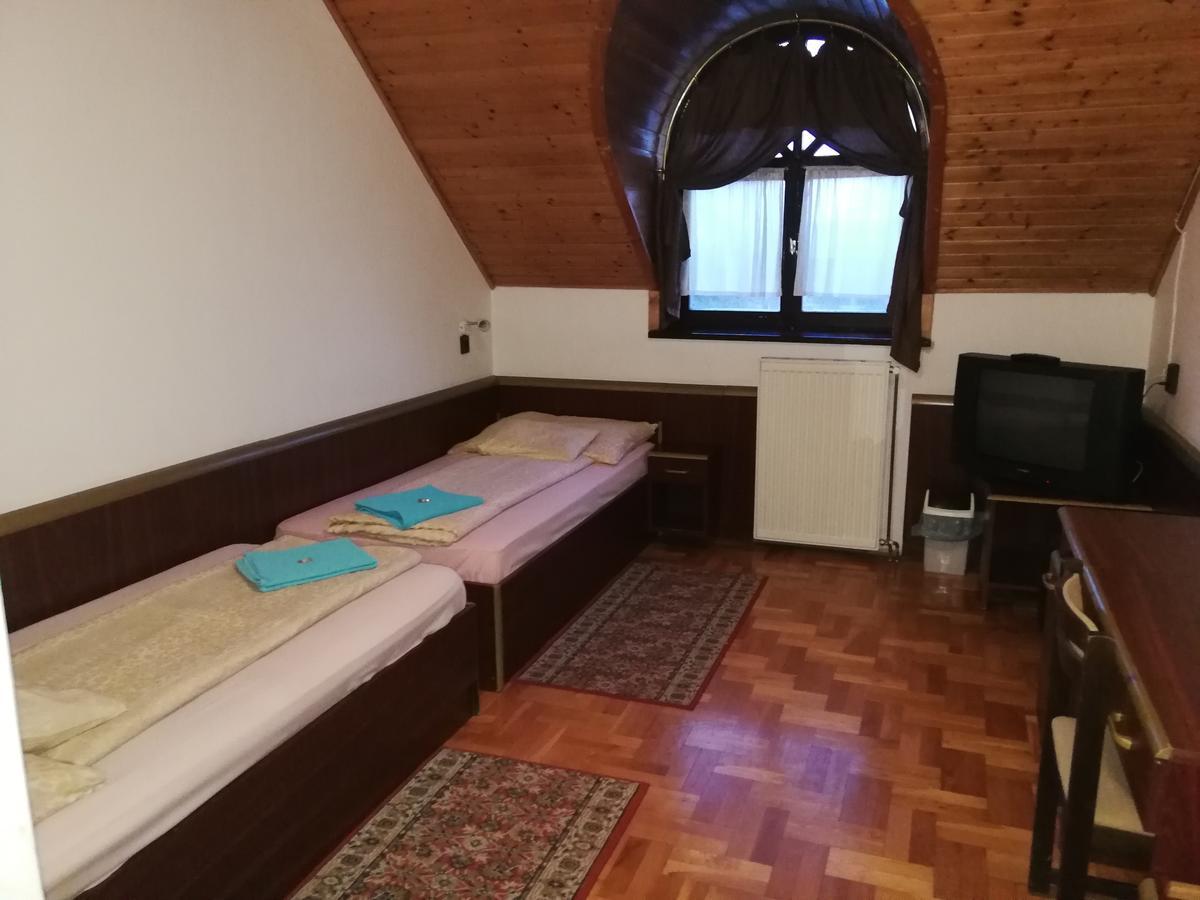 Peregrino Panzio Bed & Breakfast Budaors Bagian luar foto
