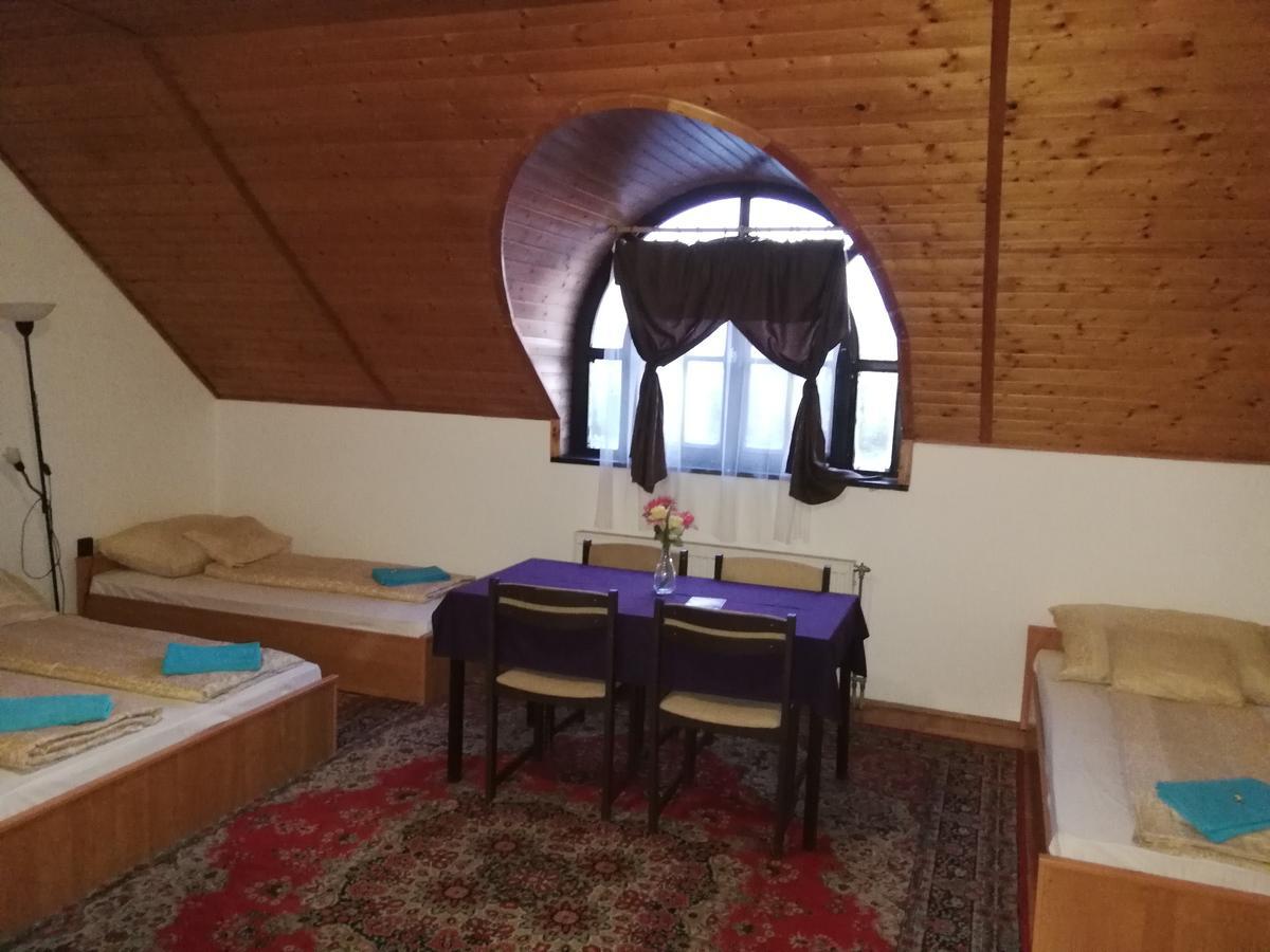 Peregrino Panzio Bed & Breakfast Budaors Ruang foto