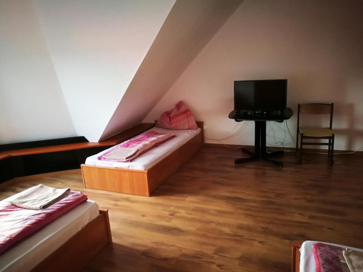 Peregrino Panzio Bed & Breakfast Budaors Bagian luar foto